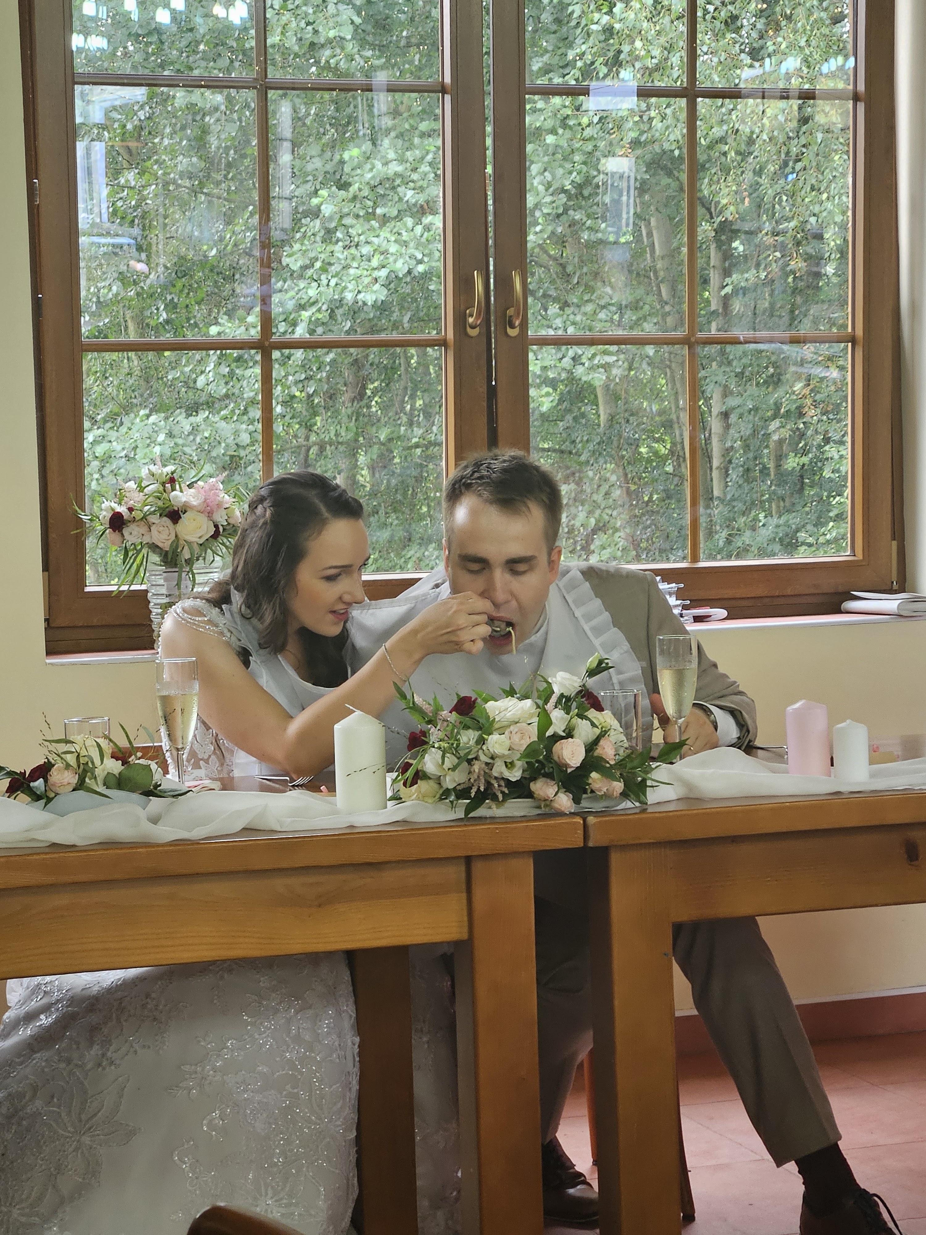 blog - krmenání se novomnaželů navzájem