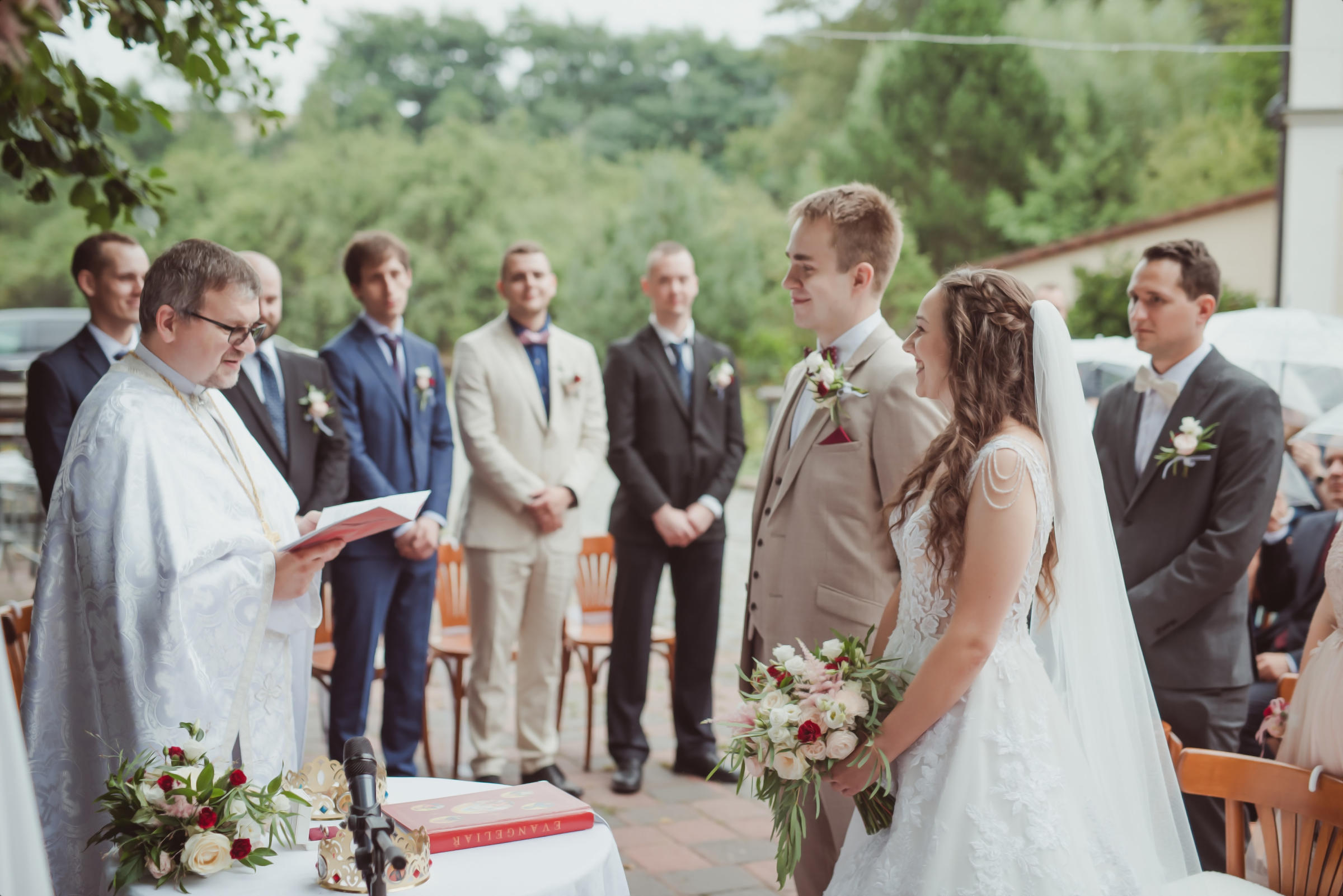 blog - obřad, kněz a novomanželé