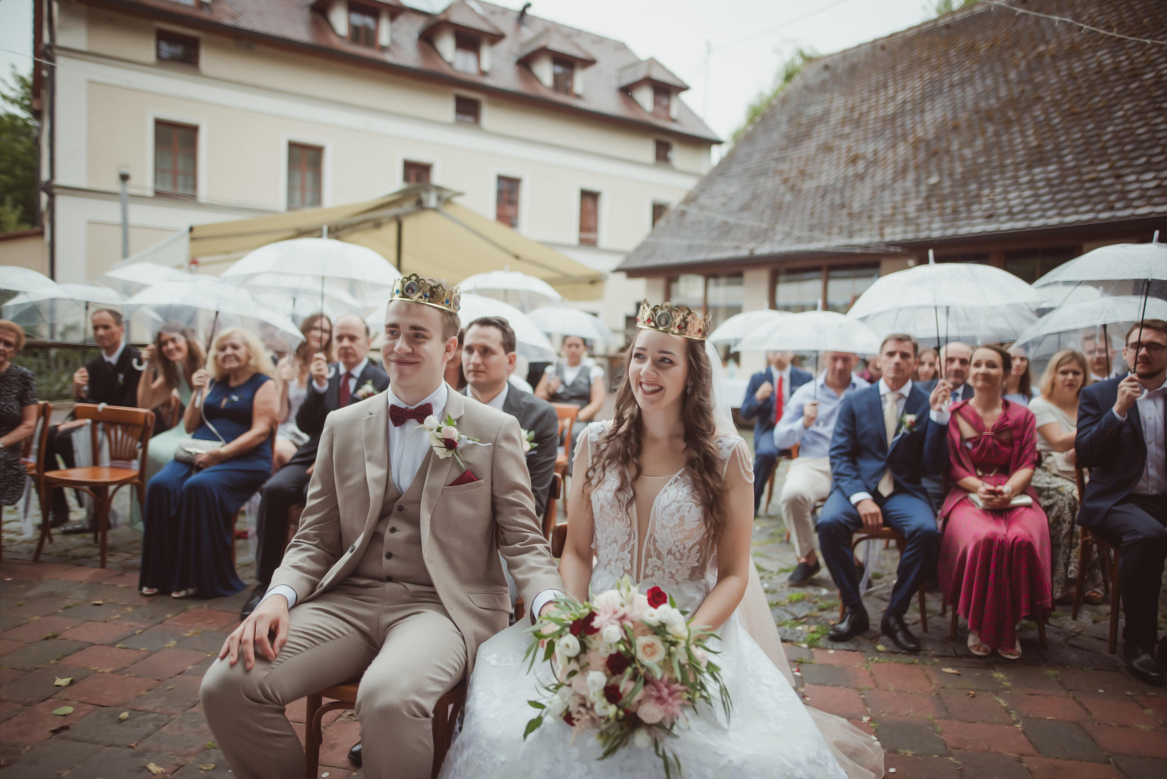 blog - obřad, novomanželé a svatebčaé