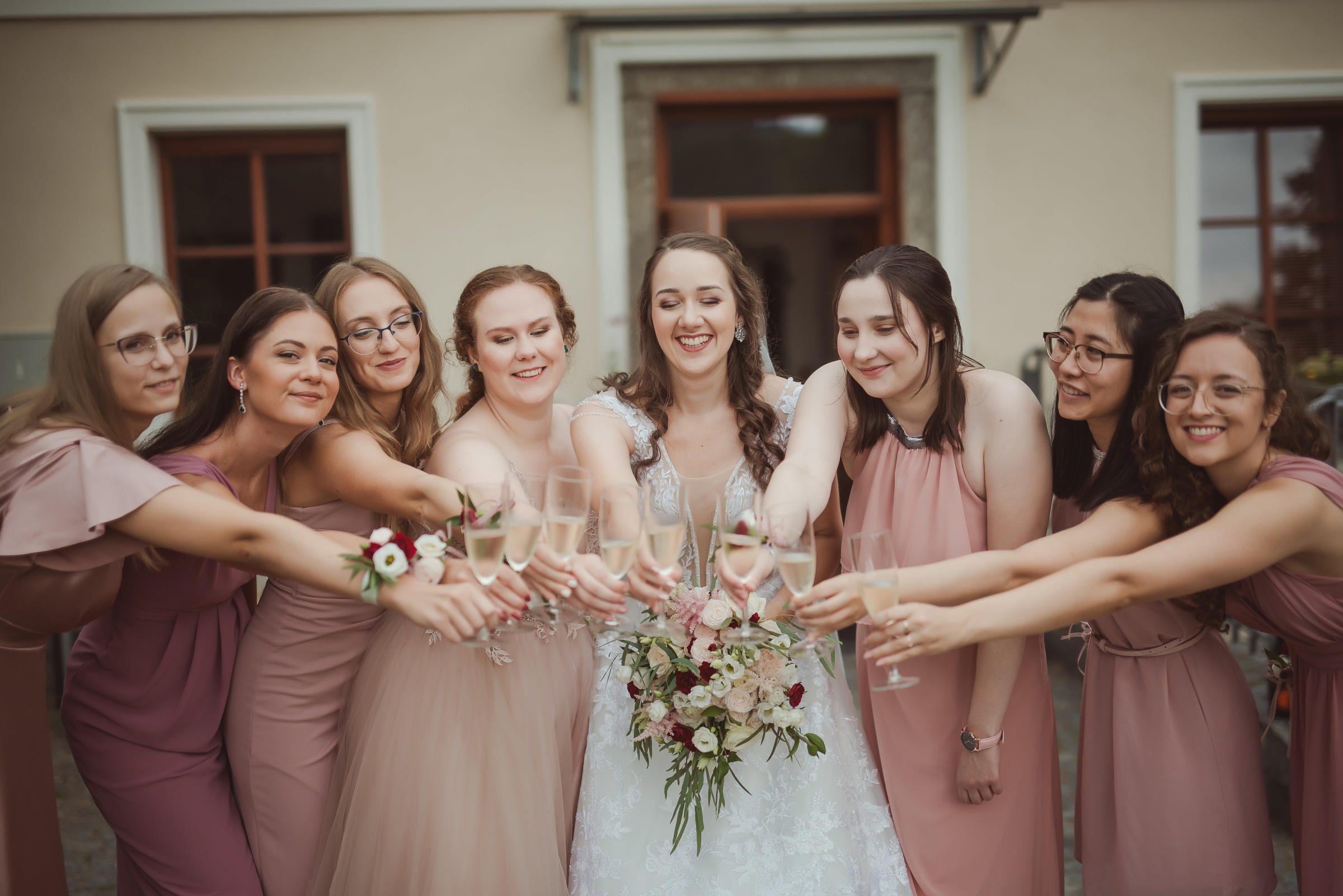 blog - otec vede nevěstu k oltáři